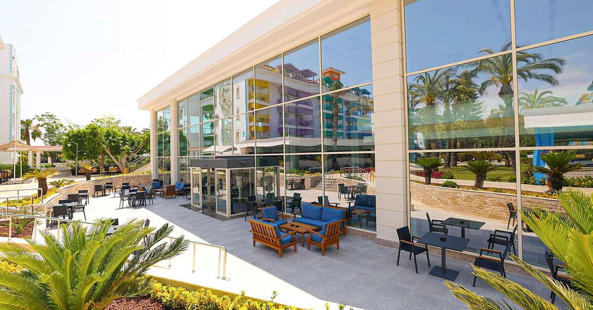 Een foto van het terras bij Crystal Paraiso Verde