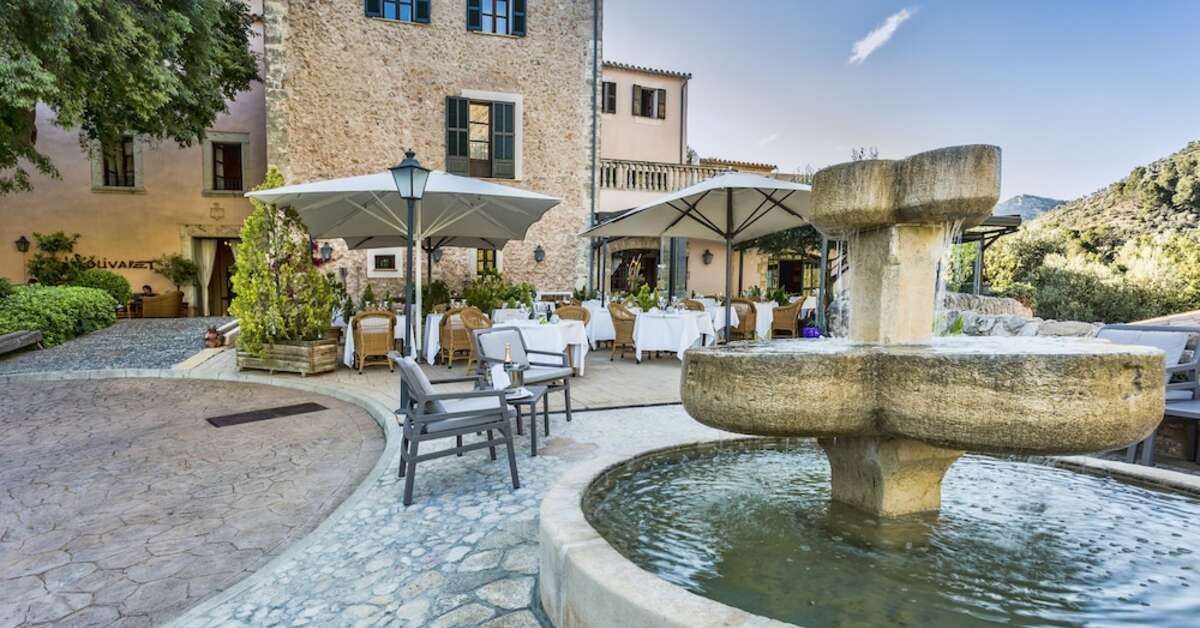 Een foto van het terras bij S'Olivaret Hotel Rural