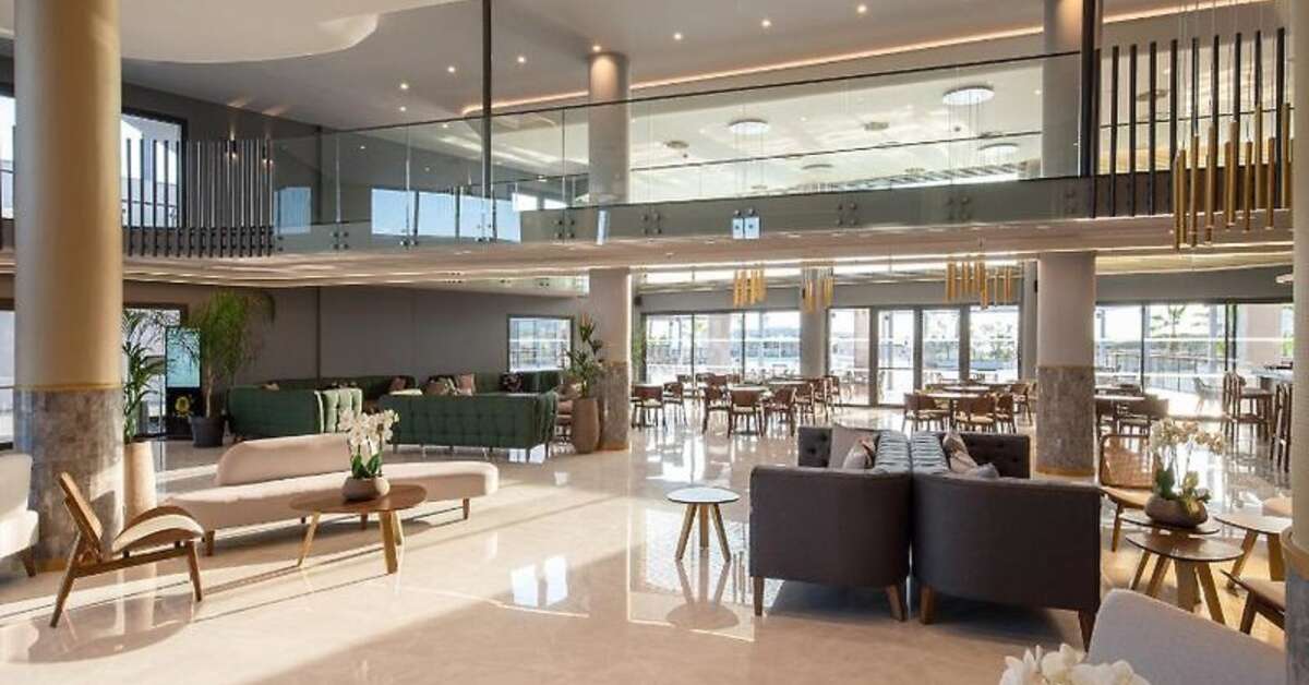 Een foto van het interieur van Portes Lithos Luxury Resort