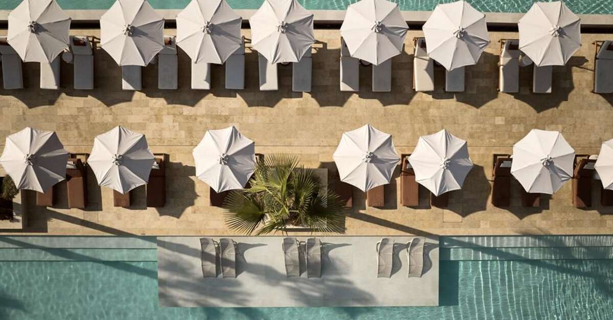 Een foto van het zwembad bij The Royal Senses Resort & Spa Crete