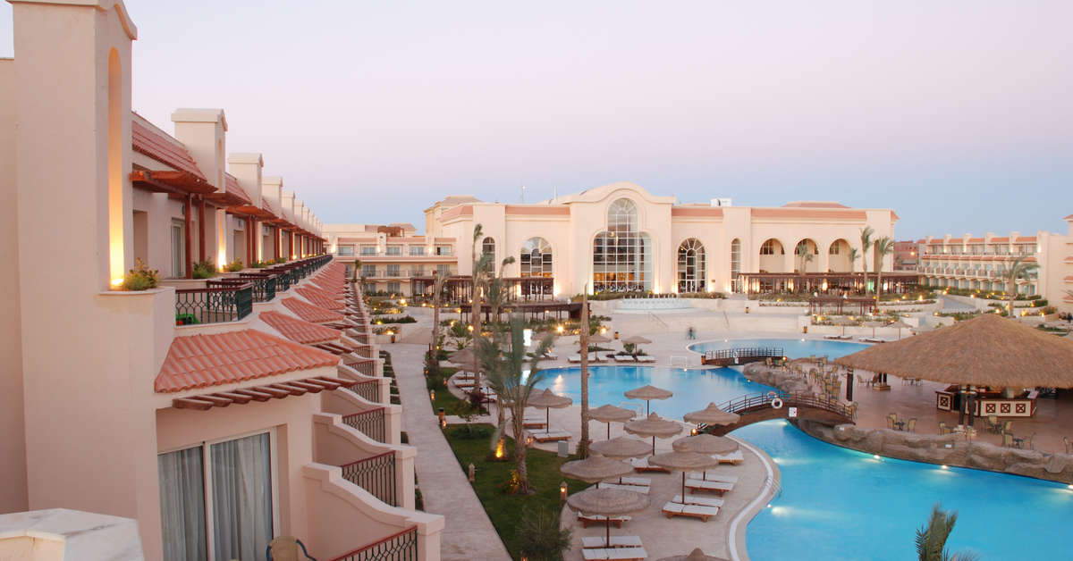 Een foto van het zwembad bij Pyramisa Beach Resort Sahl Hasheesh