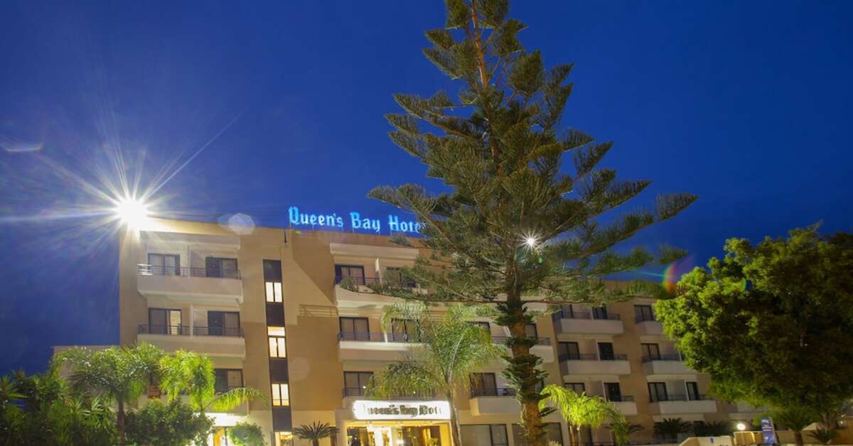 Een foto van de buitenkant van Hotel Queens Bay