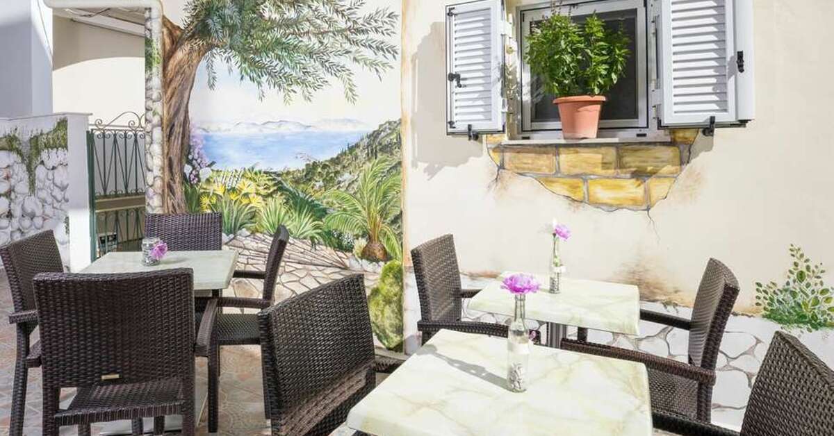 Een foto van het terras bij Bella Vista Hotel & Studios