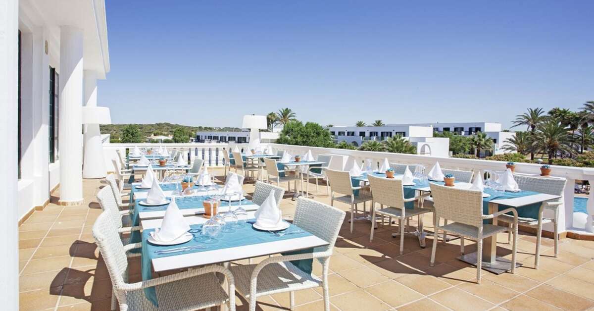 Een foto van het terras bij Grupotel Mar de Menorca