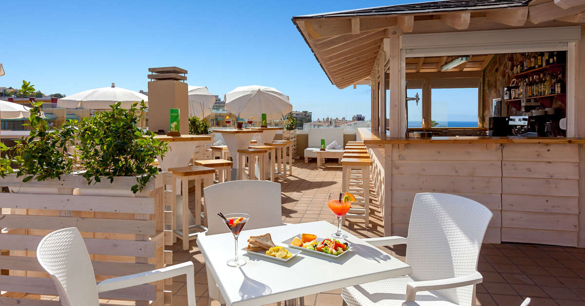 Een foto van het terras bij Aparthotel Dragos Del Sur