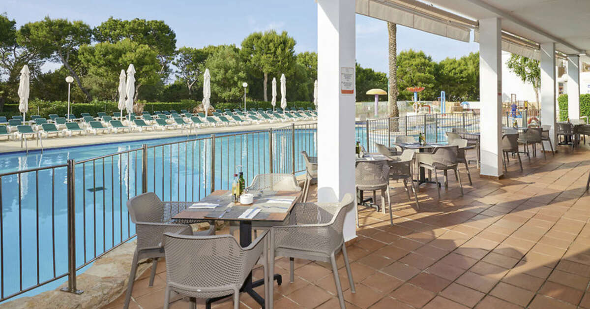 Een foto van het terras bij Appartementen Cala d'Or Playa