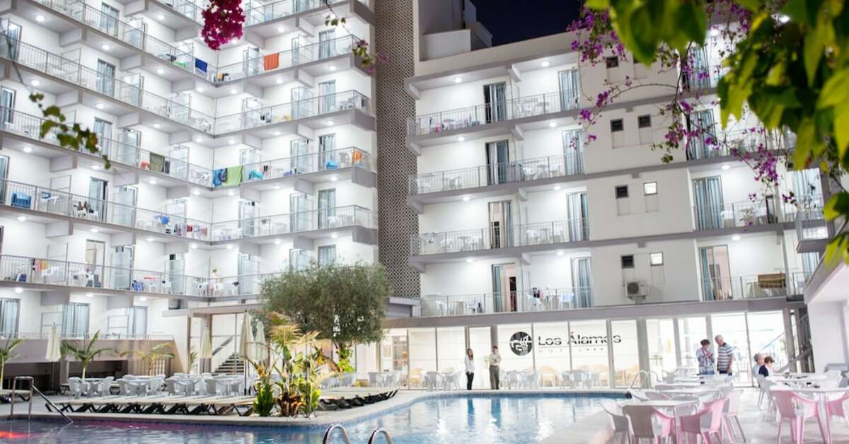 Een foto van de buitenkant van Hotel Los Alamos