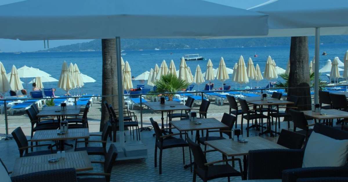 Een foto van het terras bij Begonville Beach Hotel