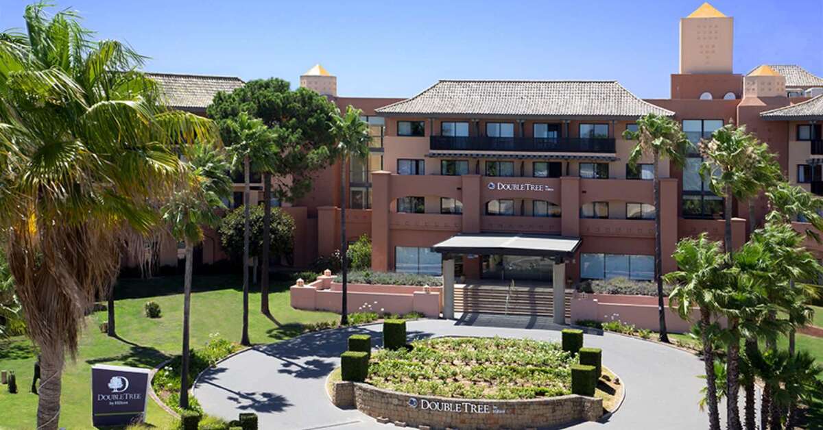 Een foto van de buitenkant van DoubleTree by Hilton Islantilla Golf Resort