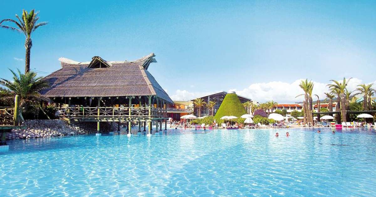 Een foto van het zwembad bij Pegasos World Hotel