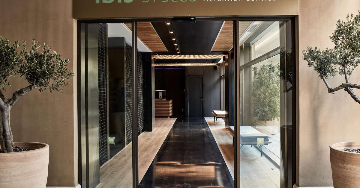 Ein Foto von der Außenansicht des Ibis Styles Heraklion Central