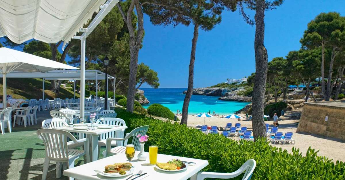 Een foto van het terras bij Inturotel Cala Azul Park