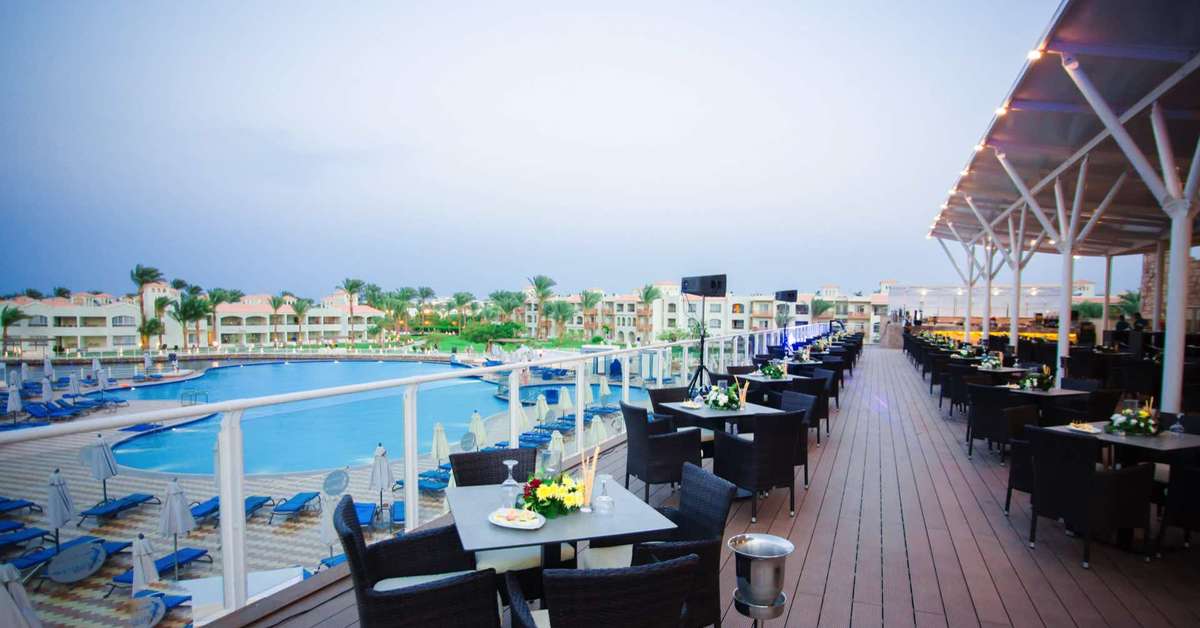 Een foto van het terras bij Pickalbatros Dana Beach Resort