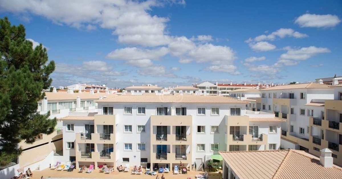 Een foto van het zwembad bij Grand Muthu Forte da Oura