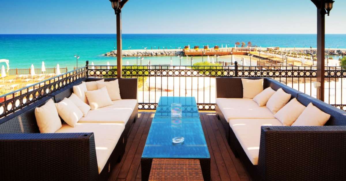 Een foto van het terras bij Ada Beach Hotel