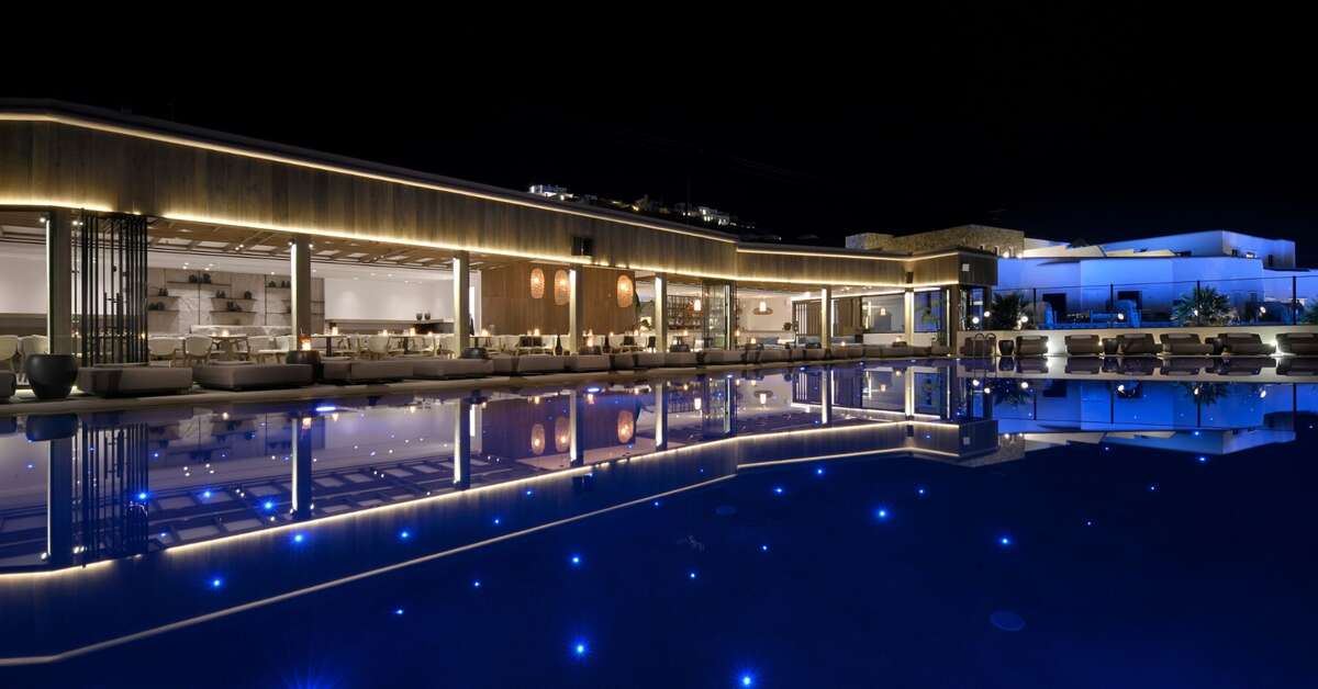 Een foto van het zwembad bij Aeonic Suites & Spa