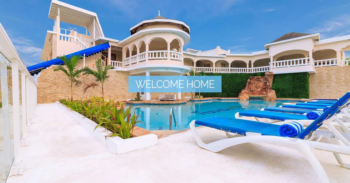 Een foto van het zwembad bij Travellers Beach Resort