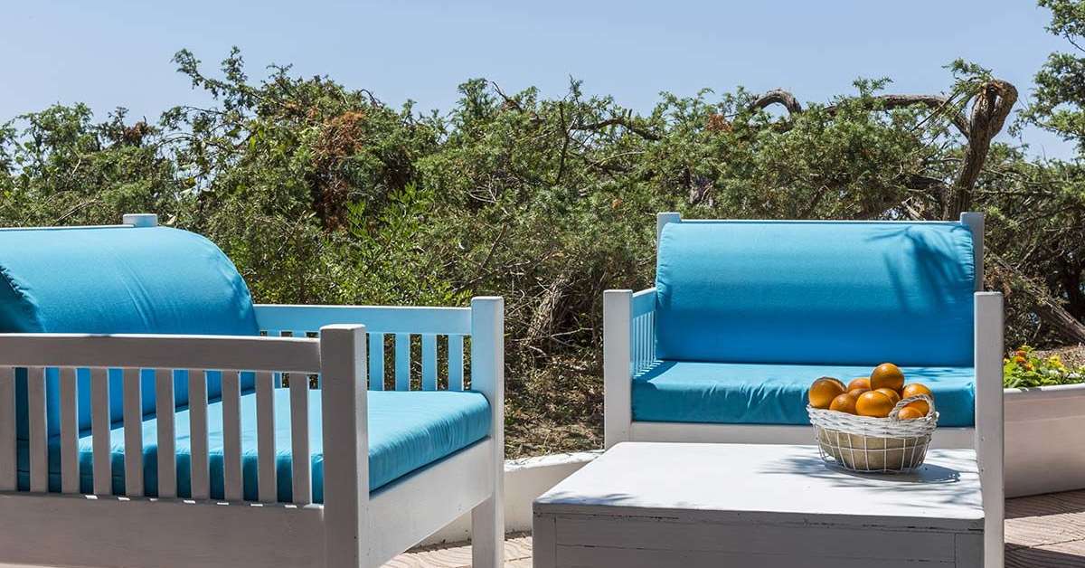 Een foto van het terras bij Ticho’s Greenblu Hotel