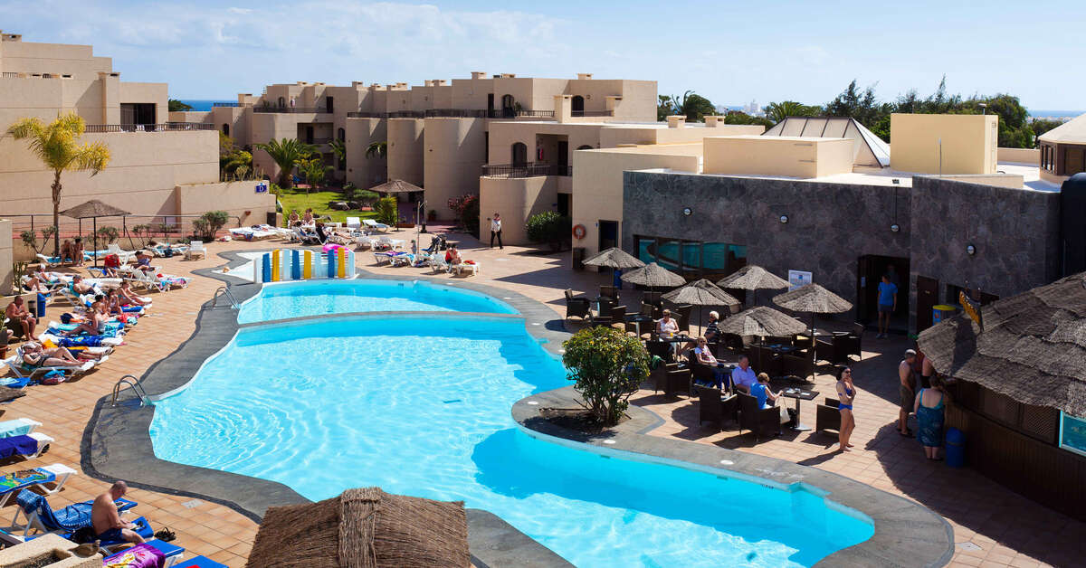 Een foto van het zwembad bij Blue Sea Costa Teguise Gardens