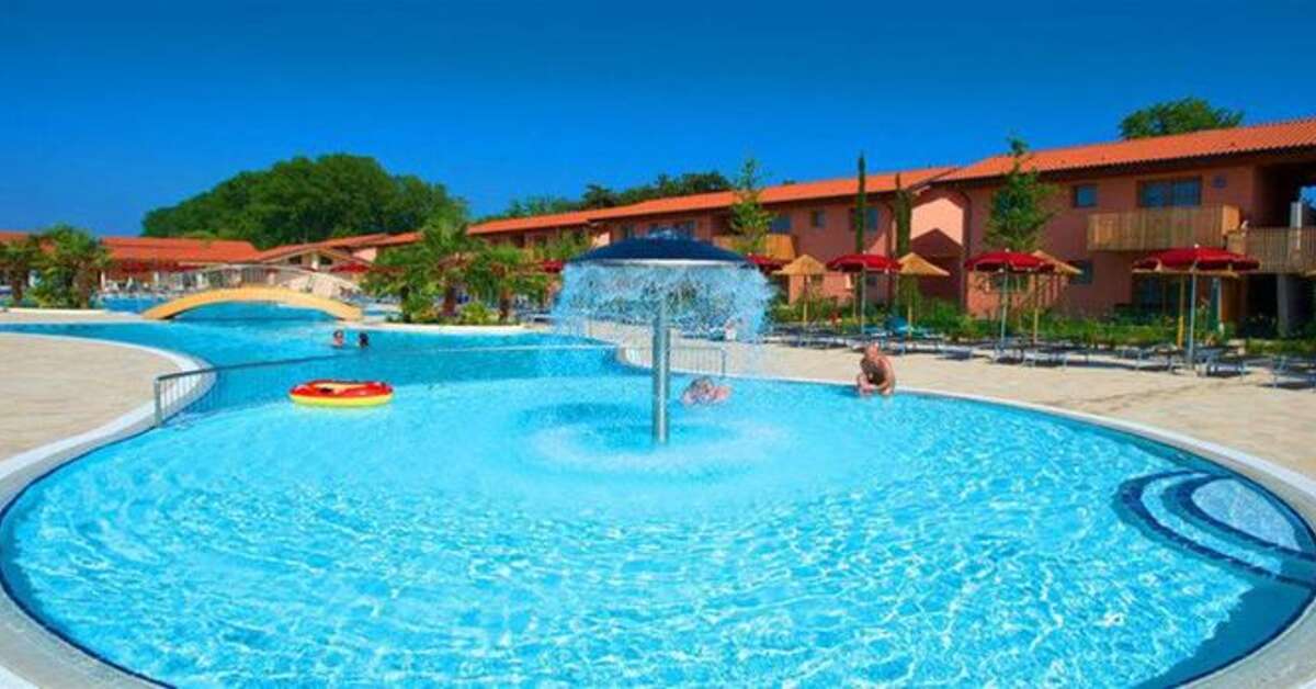 Een foto van het zwembad bij Green Village Resort