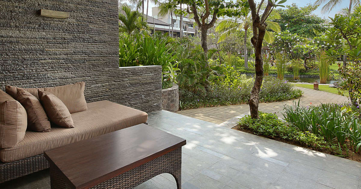 Een foto van het terras bij The Seminyak Beach Resort & Spa