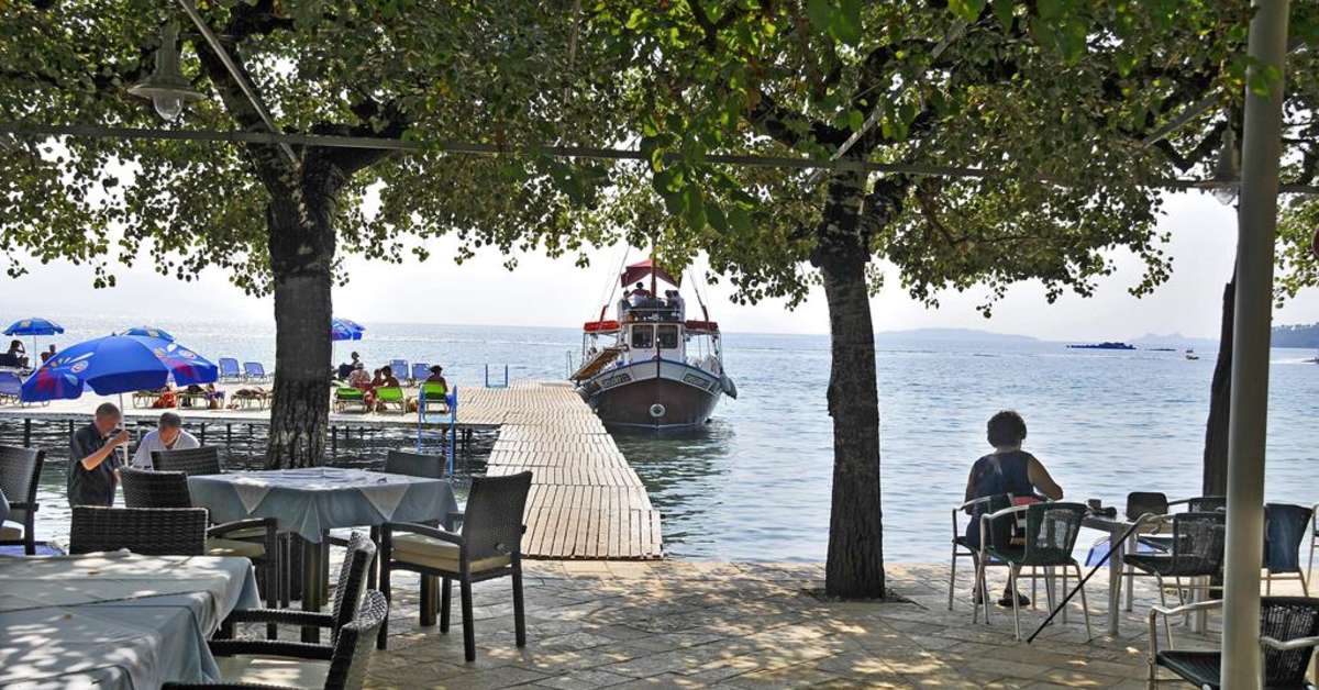 Een foto van het terras bij Dassia Beach Hotel