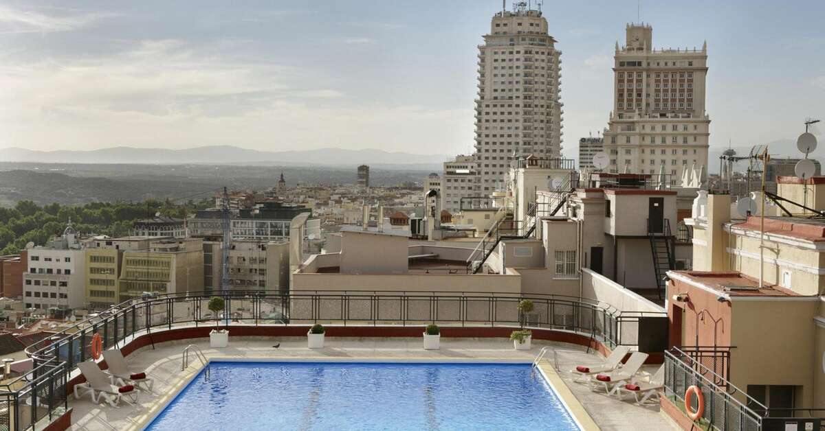 Een foto van het zwembad bij Hotel Emperador