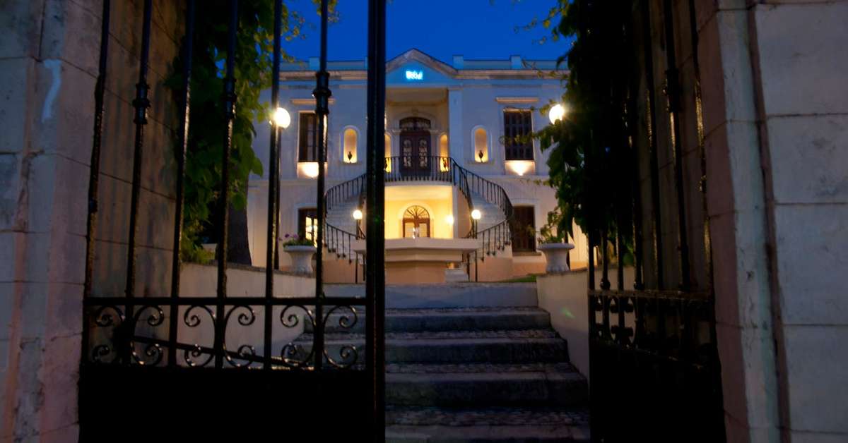 Een foto van de buitenkant van Halepa Hotel