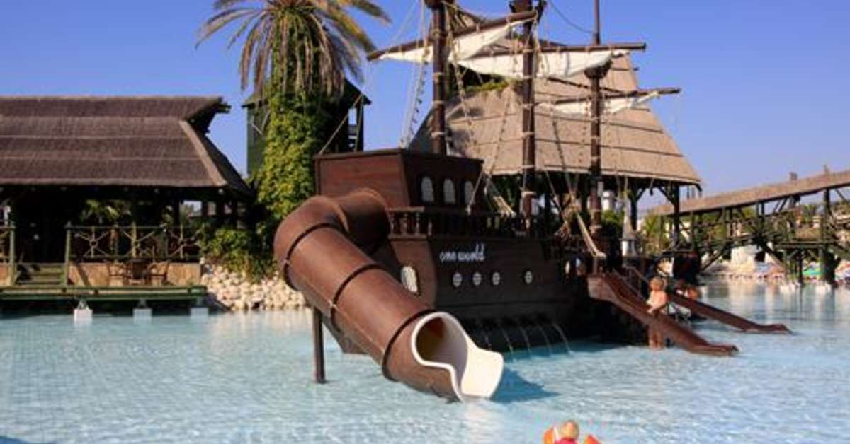 Een foto van het zwembad bij Pegasos World Hotel