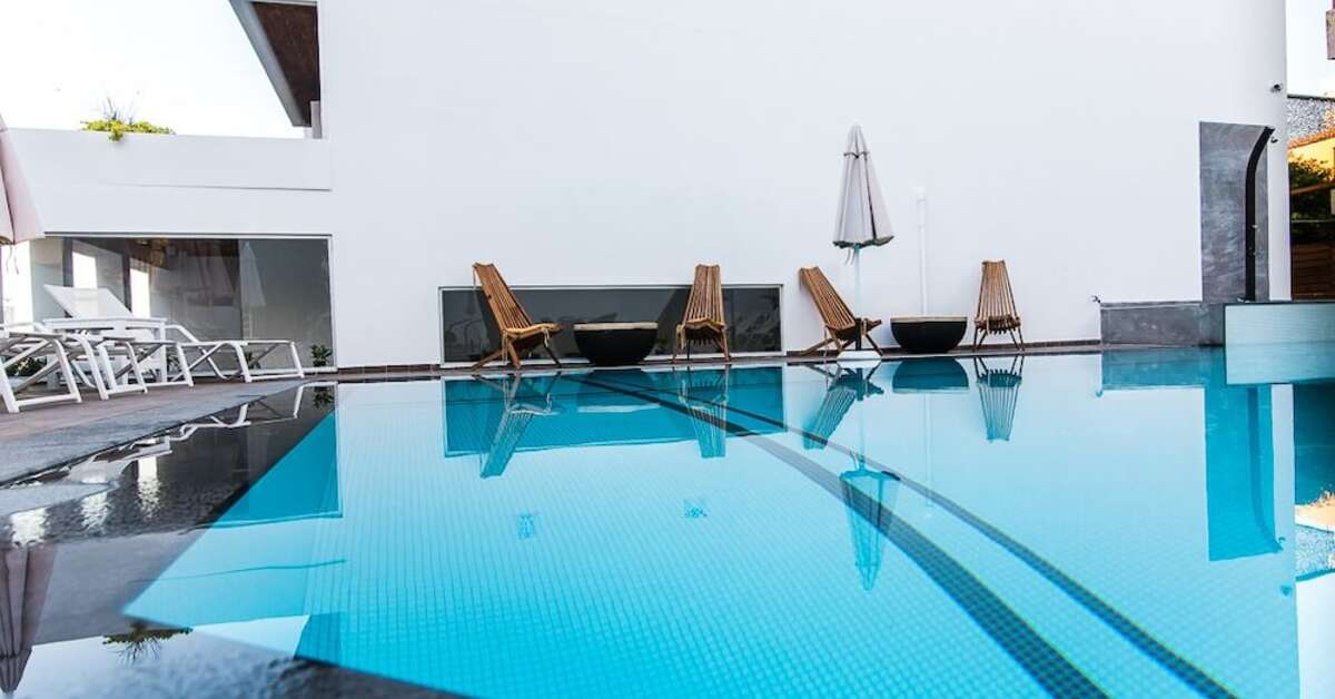 Ein Foto vom Pool im Kahlua Hotel & Suites