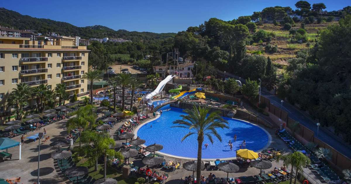 Een foto van het zwembad bij Rosamar Garden Resort