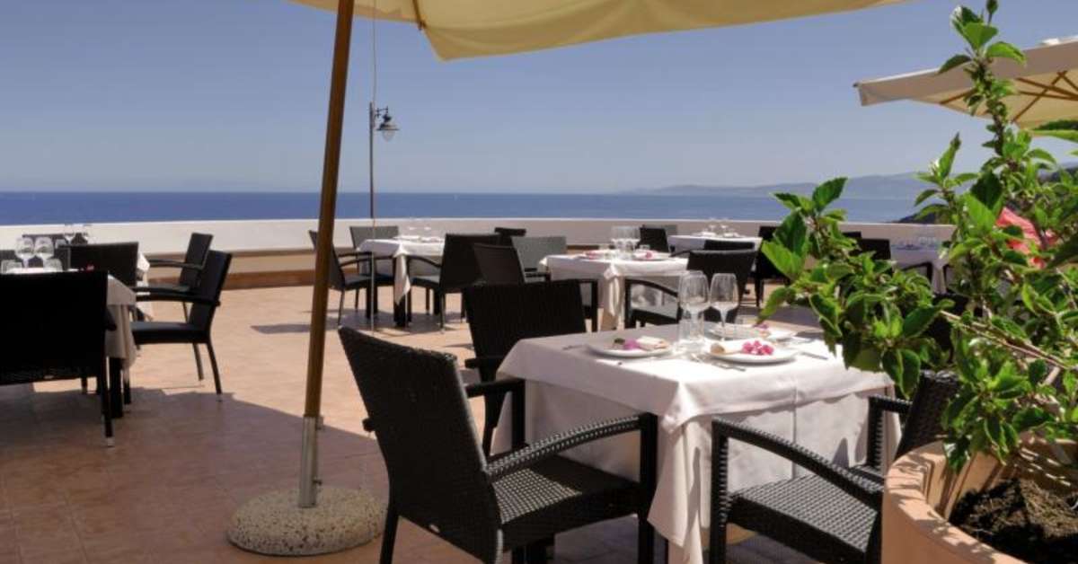 Een foto van het terras bij LH Pedraladda Resort