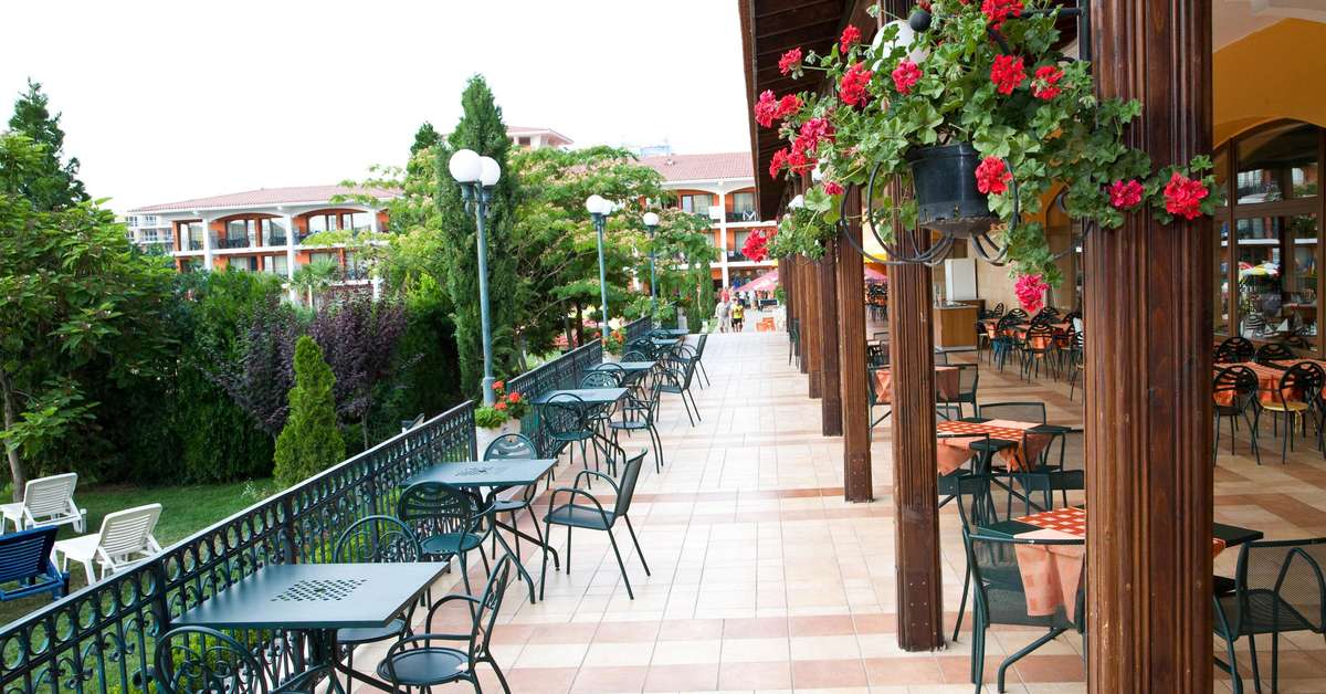 Een foto van het terras bij Hotel Hrizantema