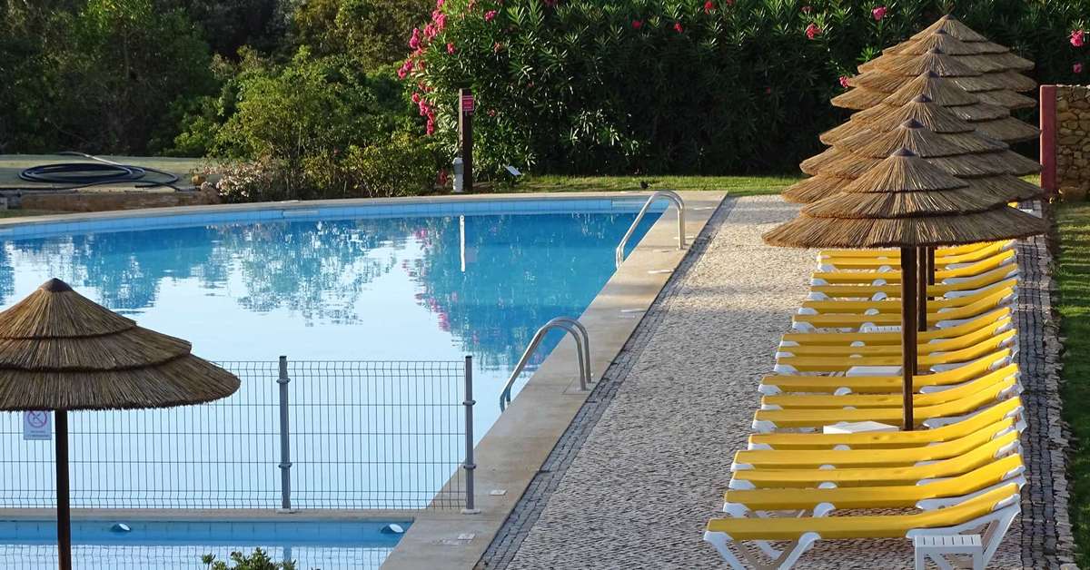 Een foto van het zwembad bij Luzmar Villas