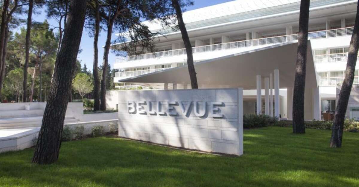 Een foto van de buitenkant van Hotel Bellevue