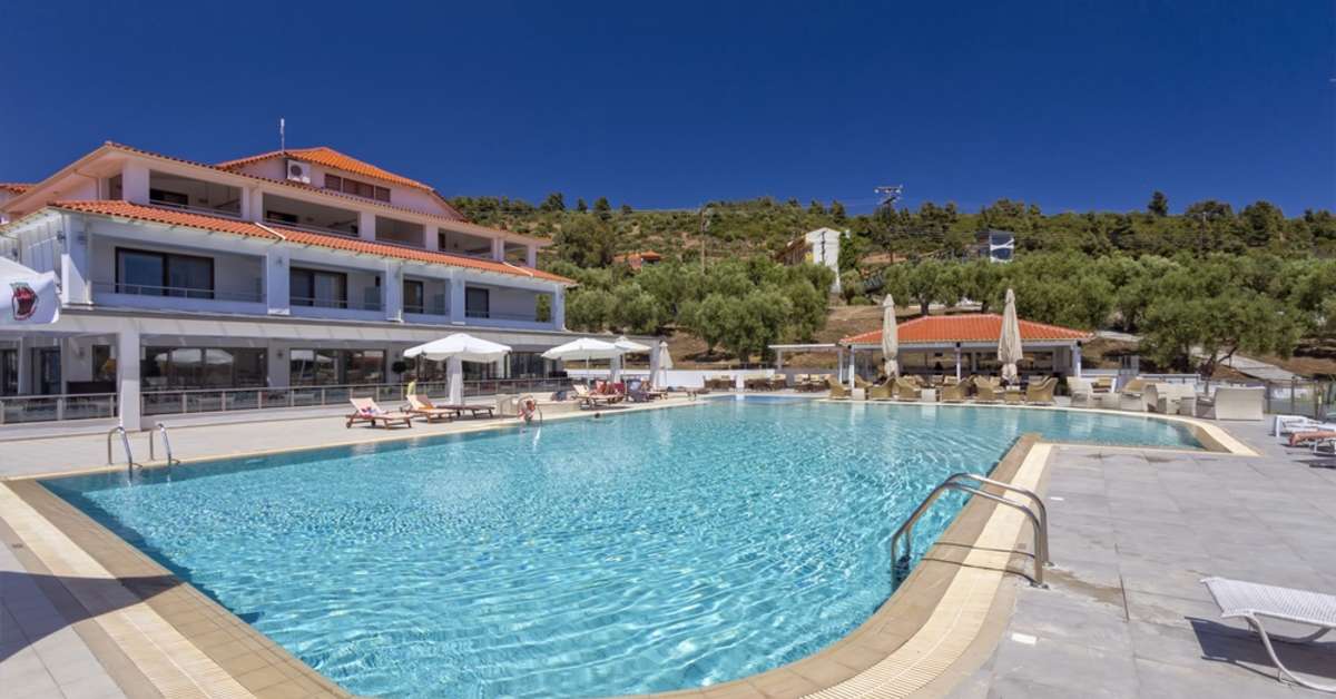 Een foto van het zwembad bij Lagomandra Beach Hotel & Suites