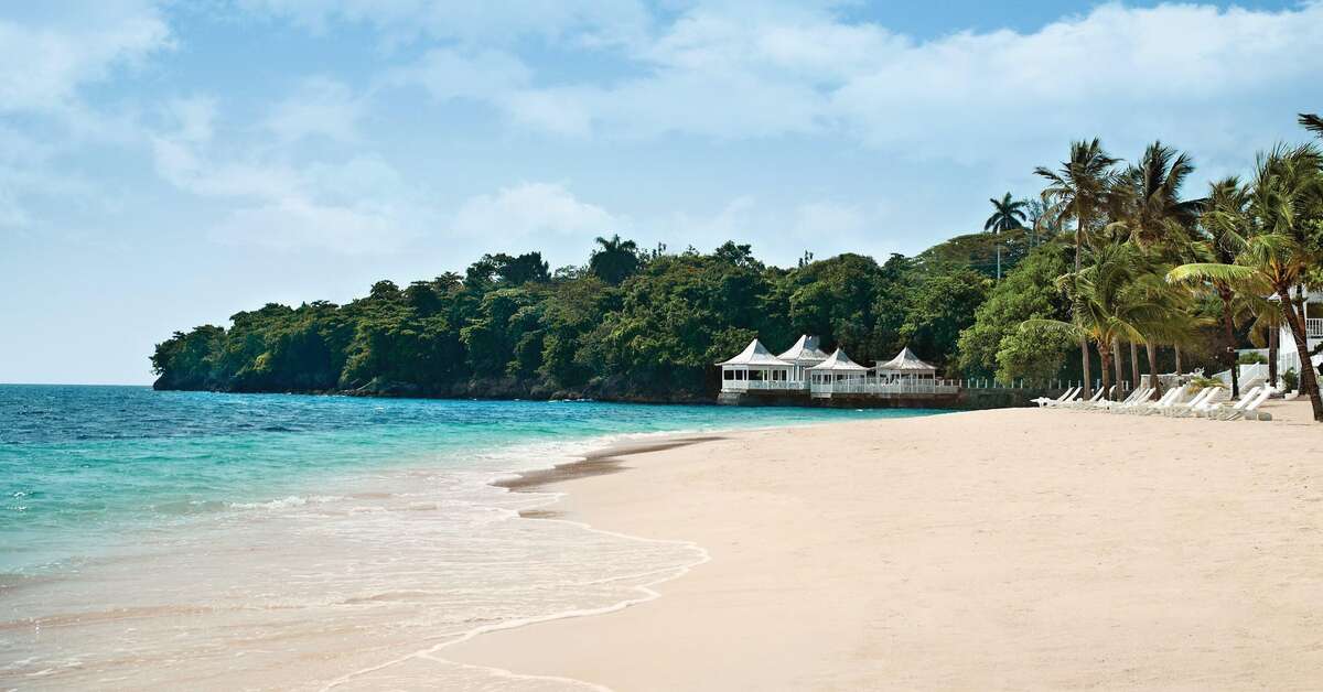 Een foto van het strand bij Couples Tower Isle