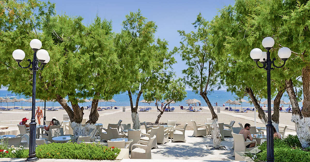 Een foto van het terras bij Blue Sea Beach Resort
