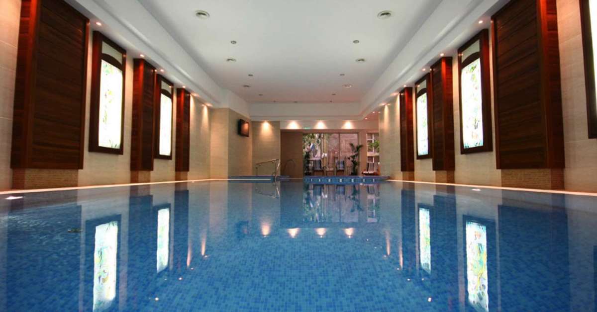 Een foto van het zwembad bij Lions Garden Hotel
