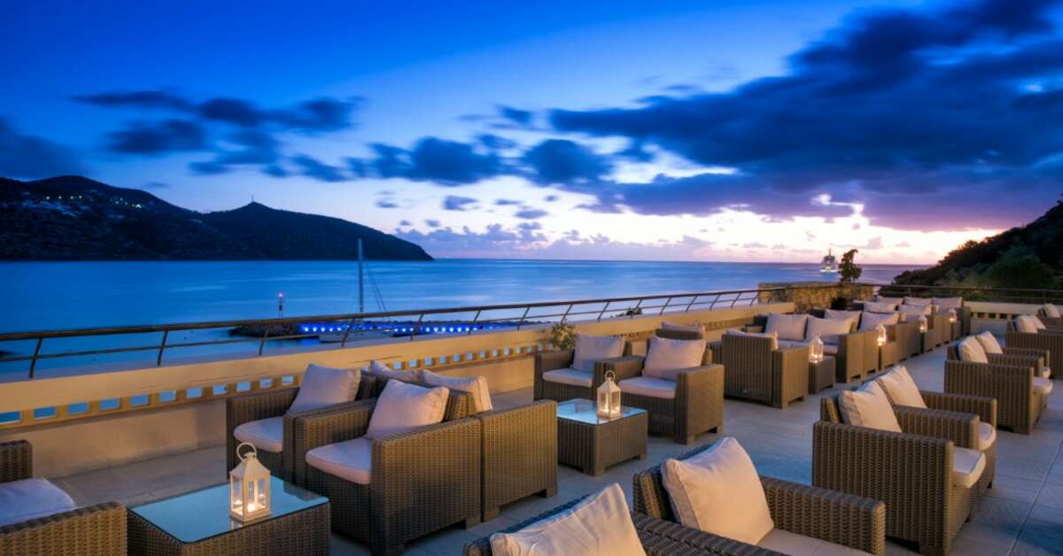 Een foto van het terras bij Wyndham Grand Crete Mirabello Bay