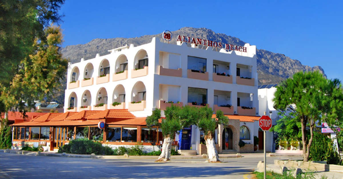 Een foto van de buitenkant van Alianthos Beach Hotel