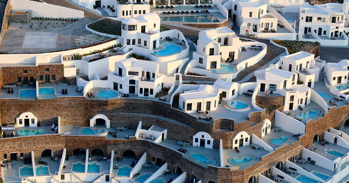 Een foto van de buitenkant van Grand Ambassador Santorini by Trend Hotels