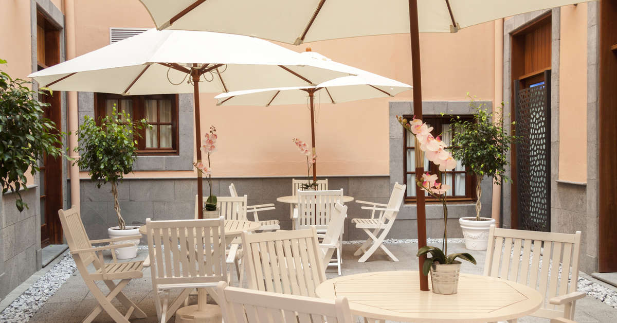 Een foto van het terras bij Hotel Laguna Nivaria