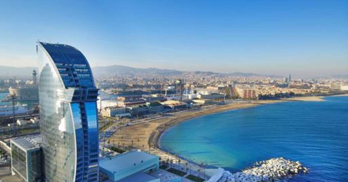 Een foto van de buitenkant van W Barcelona
