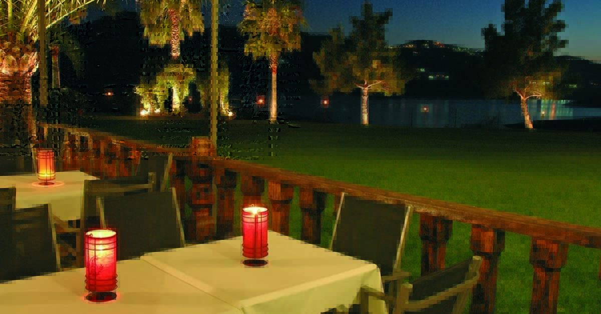 Een foto van het terras bij B bou Hotel La Vinuela & Spa