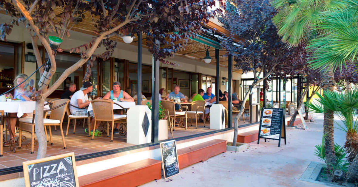 Een foto van het terras bij Bell Port Hotel