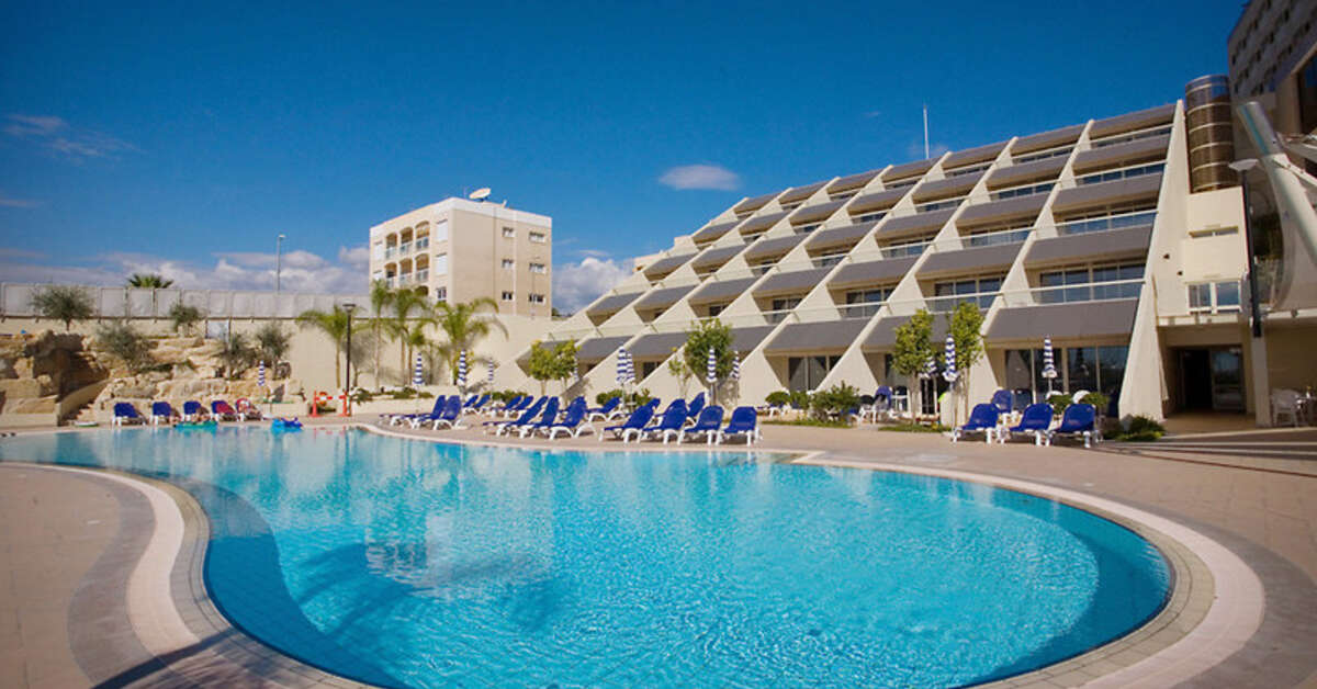 Een foto van het zwembad bij St. Raphael Resort
