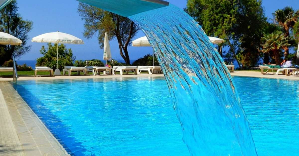 Een foto van het zwembad bij Grecian Sands Hotel