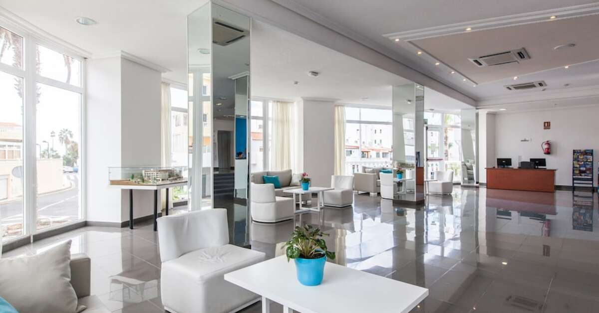 Een foto van het interieur van Blue Sea Hotel Lagos de Cesar
