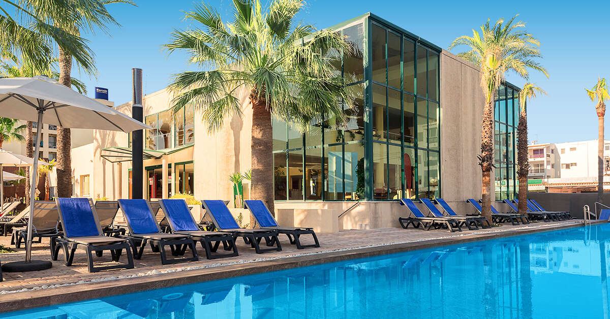 Een foto van het zwembad bij Occidental Ibiza